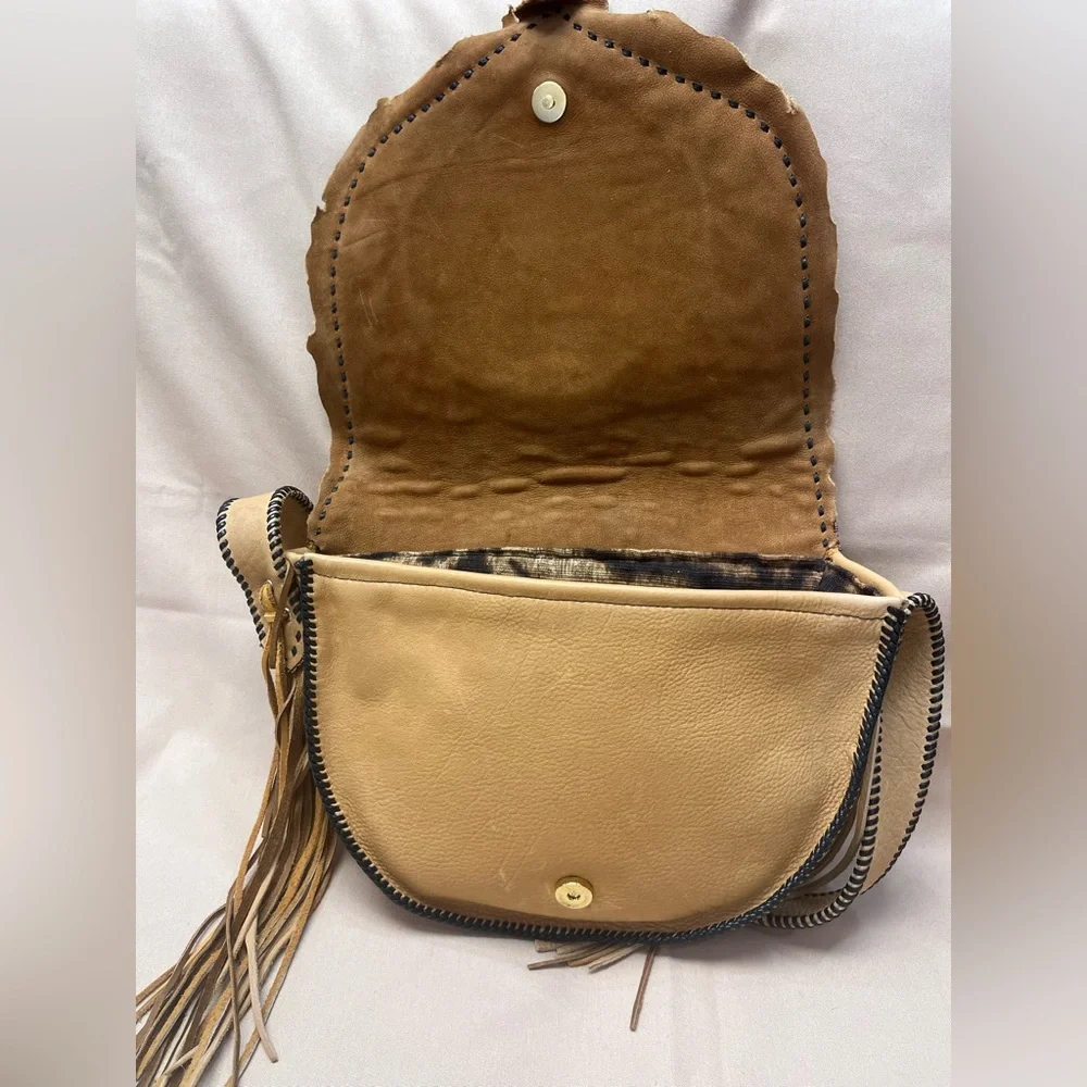 Handcrafted Lion Design Tan Leather Bag signed by L. Lyndall - Picture 6 of 7